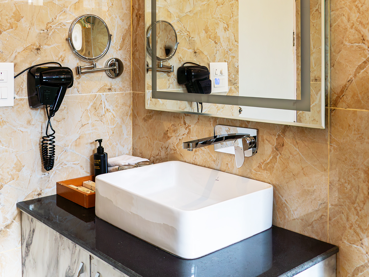 Luxurious Bathroom & Amenities